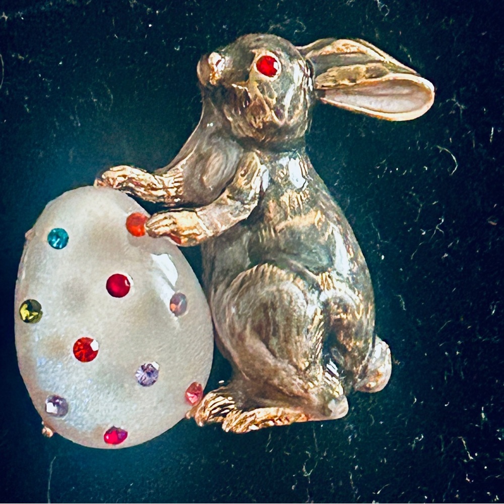 BUNNY RABBIT on Easter Egg Brooch Pretty!